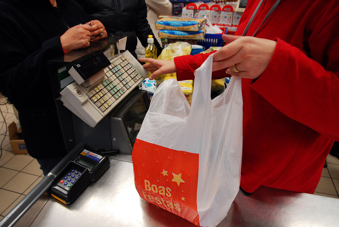 Sacos alternativos ao plástico multiplicam-se nos supermercados - Público.pt