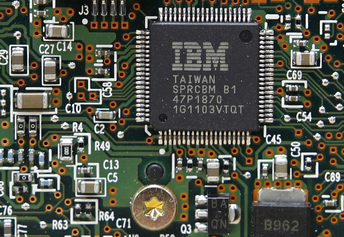 IBM deixa de produzir chips e queixa-se do “ritmo de mudança no ... - Público.pt