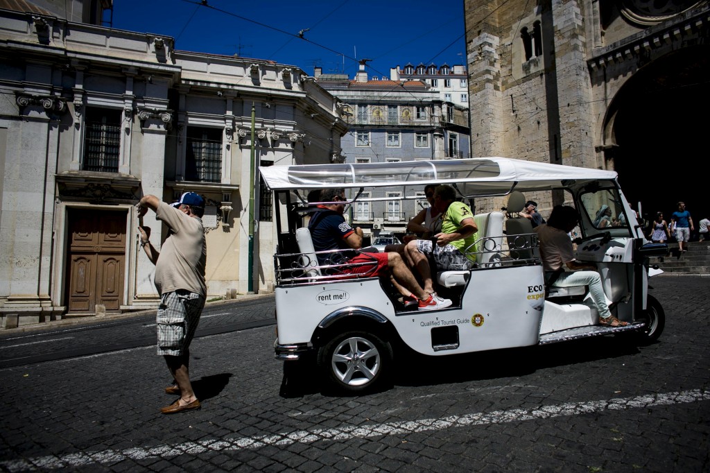 CDS quer limitar os locais e as horas em que os tuk tuk podem ... - Público.pt