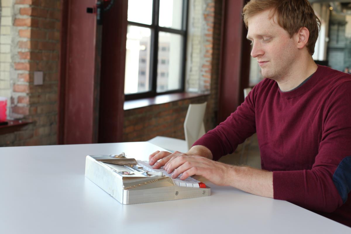 Hemingwrite é uma máquina de escrever digital à prova de ... - Público.pt