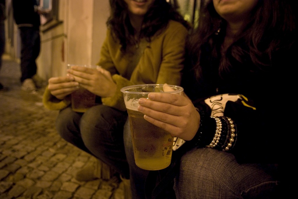 Câmara de Lisboa proíbe venda de álcool para a rua após a 1h - Público.pt
